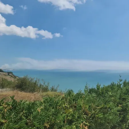Tatalia, Божурец