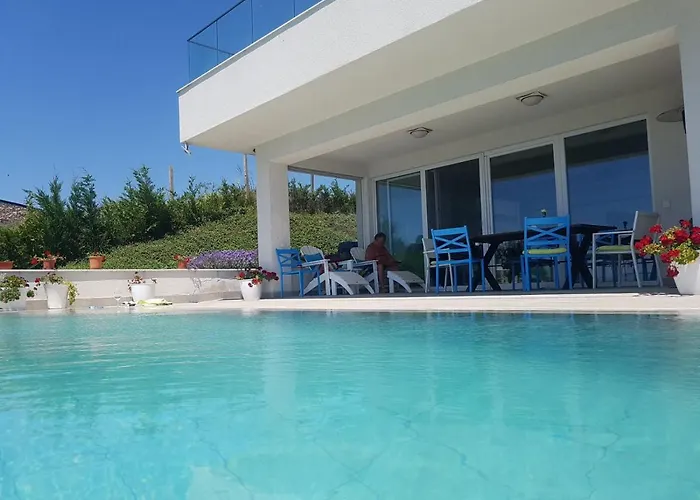 Tatalia, Луксозна вила *