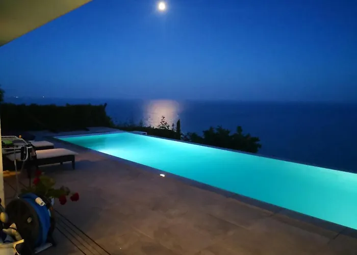 Tatalia, Луксозна вила *